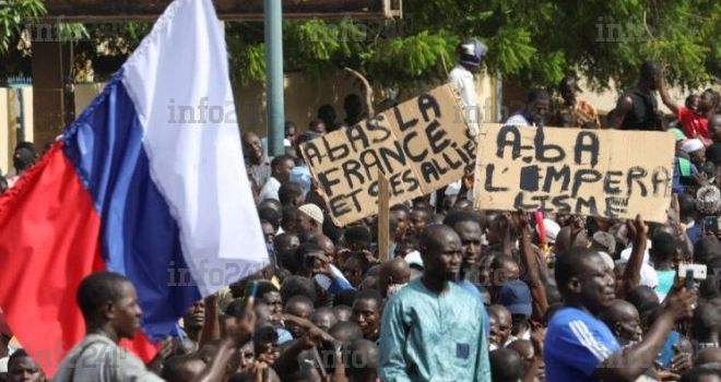 Niger : Des milliers de manifestants devant l’ambassade de France à Niamey